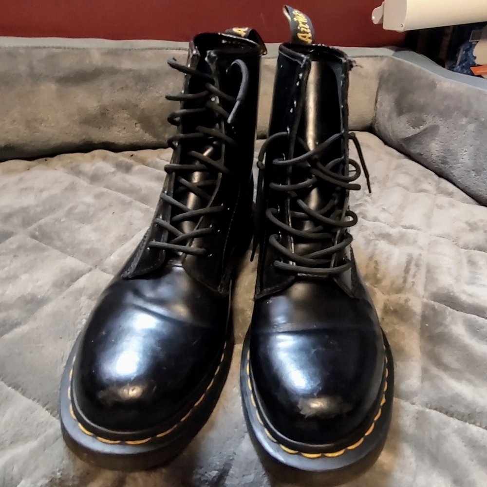 Iconic Mens Size 10 Doc Martens 1460 8 Eyes